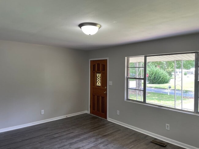 Building Photo - Fabulous Renovated Home Available Now!