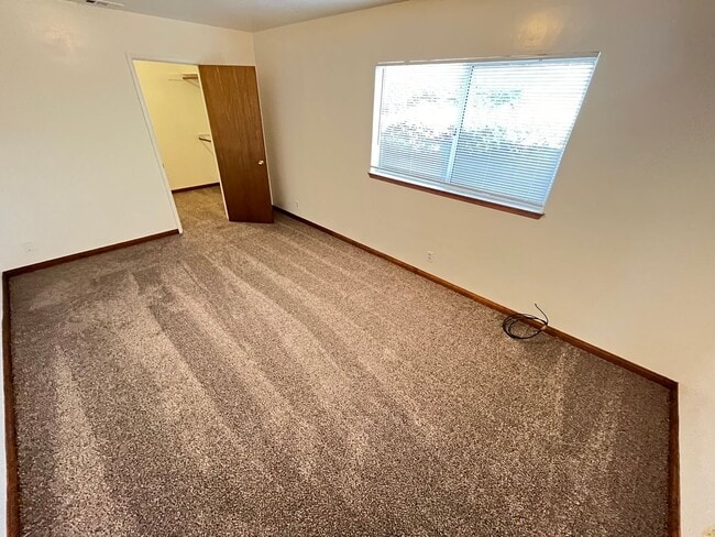 Building Photo - 215 S D St