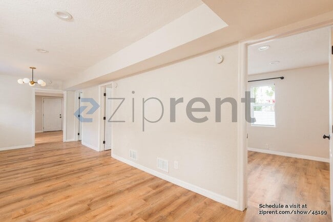 Building Photo - 909 E 28th Ave