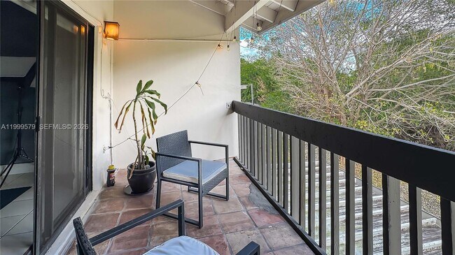 Building Photo - 8885 Fontainebleau Blvd