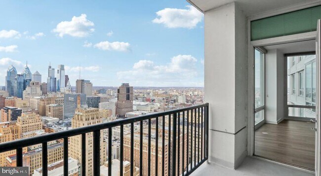 Building Photo - 207 W Washington Square