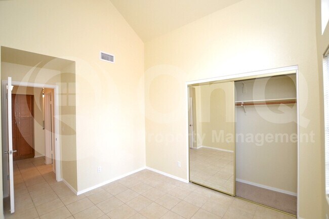 Building Photo - 1633 E Lakeside Dr