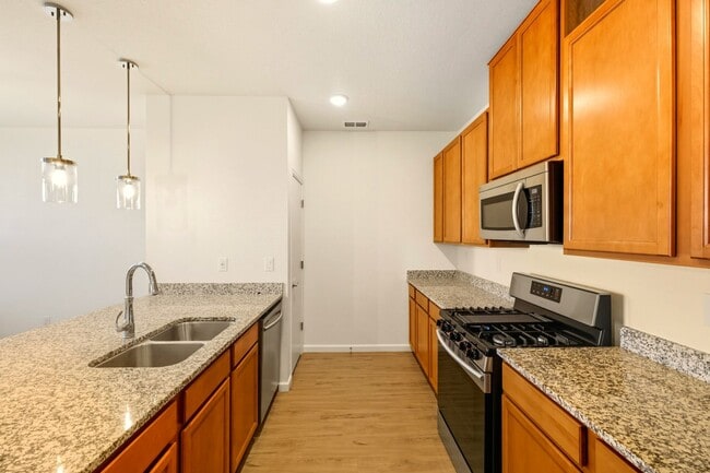 Building Photo - Bright and Airy 2 Bed 2.5 Bath Townhome in...