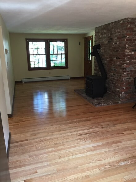 Building Photo - 45 Meetinghouse Rd