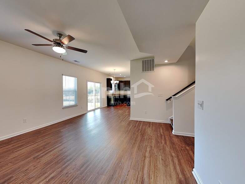 Building Photo - 548 Larragan Dr