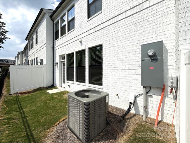 Building Photo - 6032 Mariemont Cir