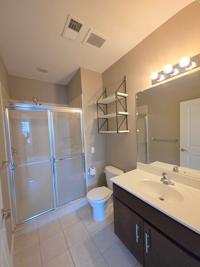 Building Photo - Beautiful 2nd floor (with elevator services) condominium: 2-bed, 2-bath, beautiful kitchen, bonus...