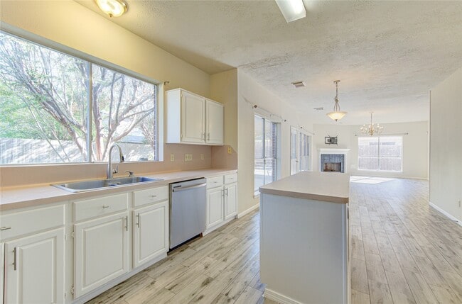 Building Photo - 13030 Richmond Ave