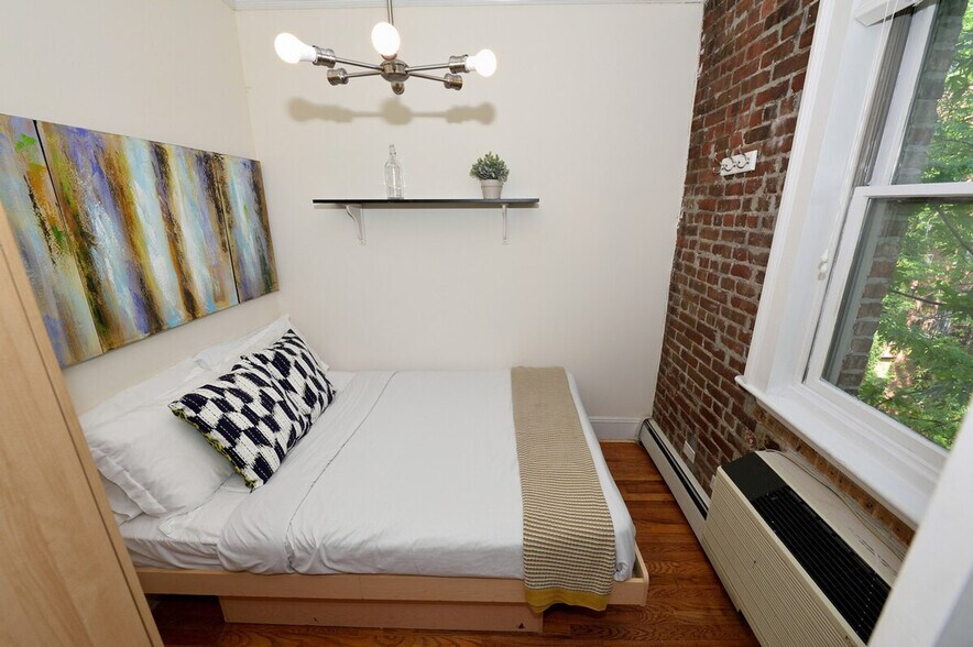 Building Photo - 692 10th Ave