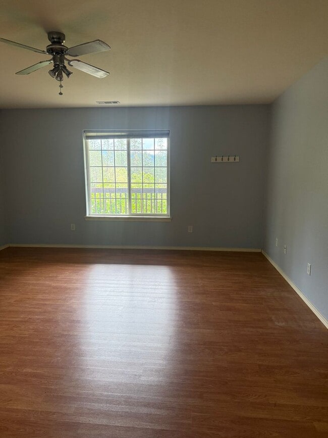 Building Photo - 3BED2BATH - LARGE FENCED BACK YARD, CENTRAL AC/HEAT, STAINLESS STEEL APPLIANCED, WASHER/DRYER HOOKUP