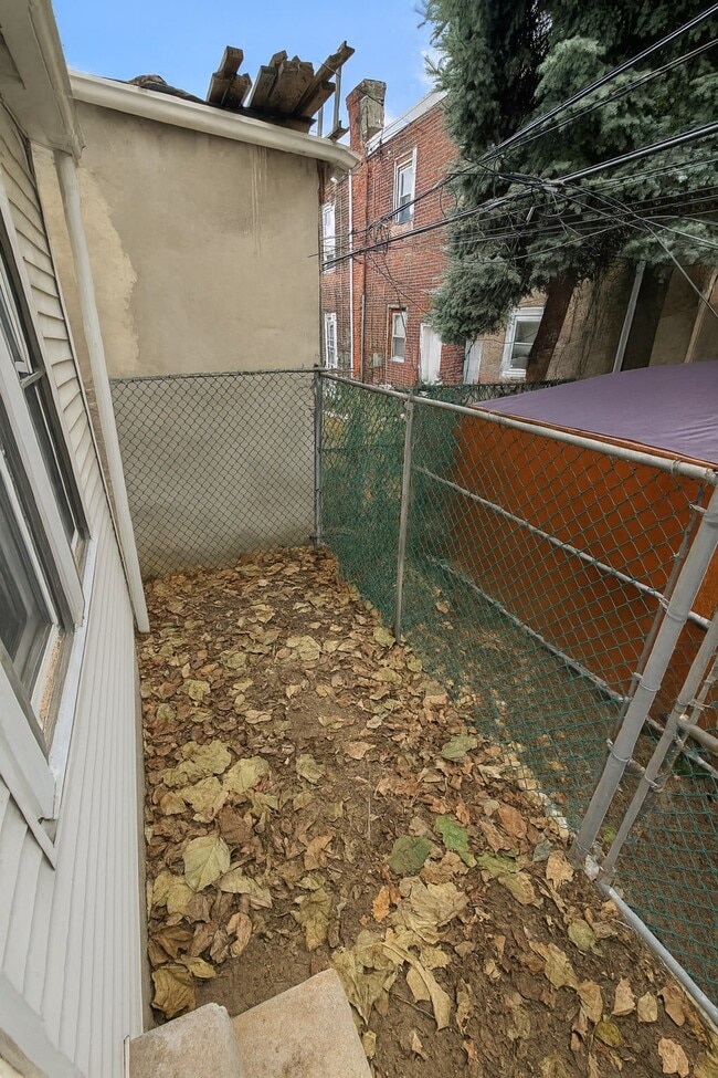 Building Photo - 630 E Thayer St