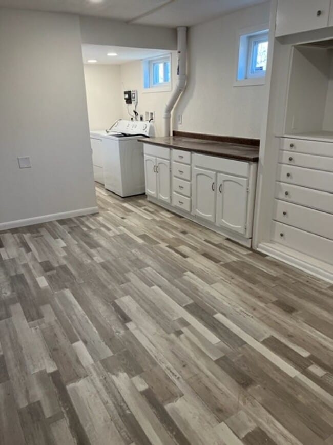 Building Photo - 4 BEDROOM HOME IN SKYWAY!!