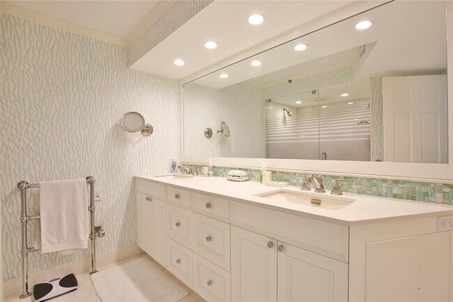 Building Photo - 775 Longboat Club Rd