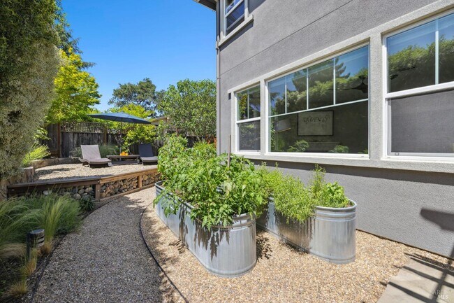 Building Photo - 2108 W Lincoln Ave