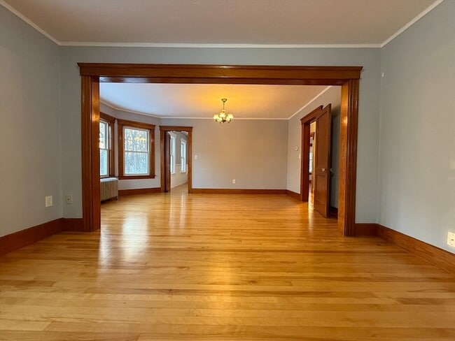 Building Photo - 58 Oxford St N