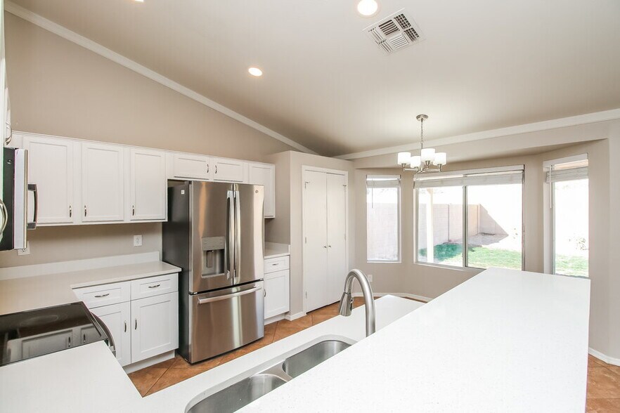 Building Photo - 986 S Wanda Dr