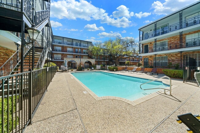 Building Photo - Chic 1-Bed Oasis with Pool & Walk-In Closets in Central San Antonio – $975/mo