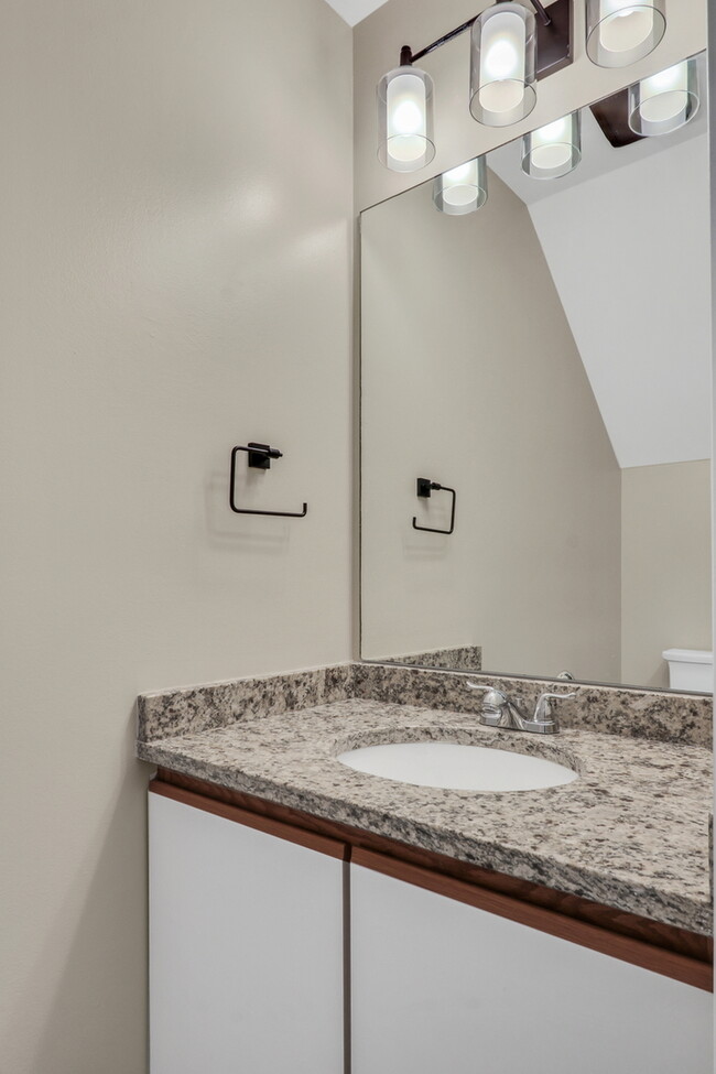 Building Photo - 1625 Woodcrest Cir