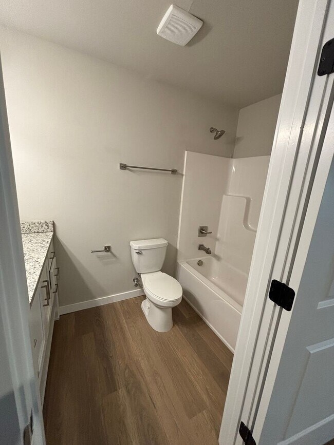 Building Photo - Beautiful New Duplex!