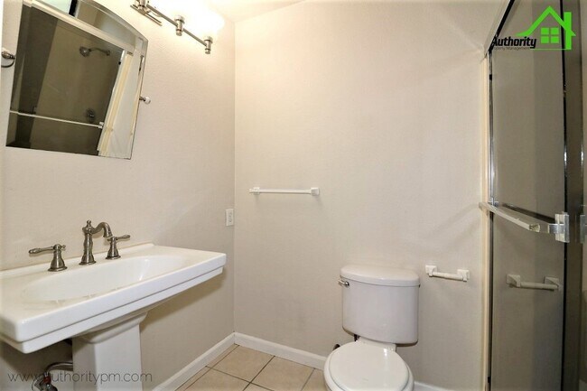 Building Photo - 866 Spaniel Dr