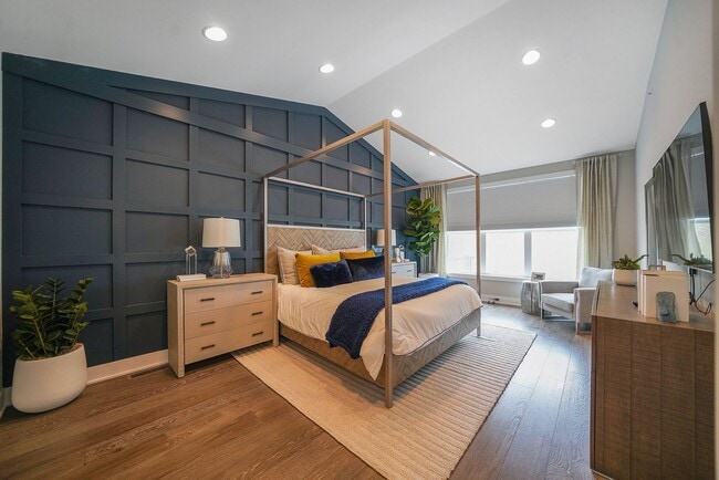 Building Photo - Luxury Fully Furnished 3 Bed 3.5 Bath Town...