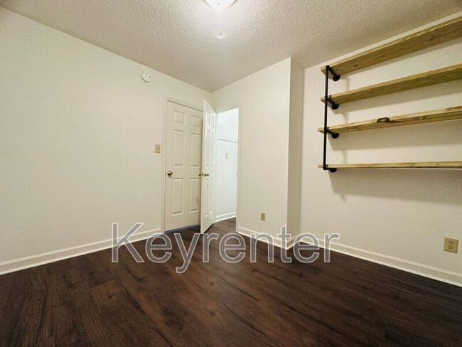 Building Photo - 132 Durwood Rd