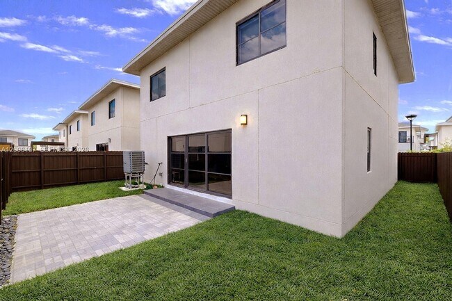 Building Photo - 1339 NW 2nd Ln