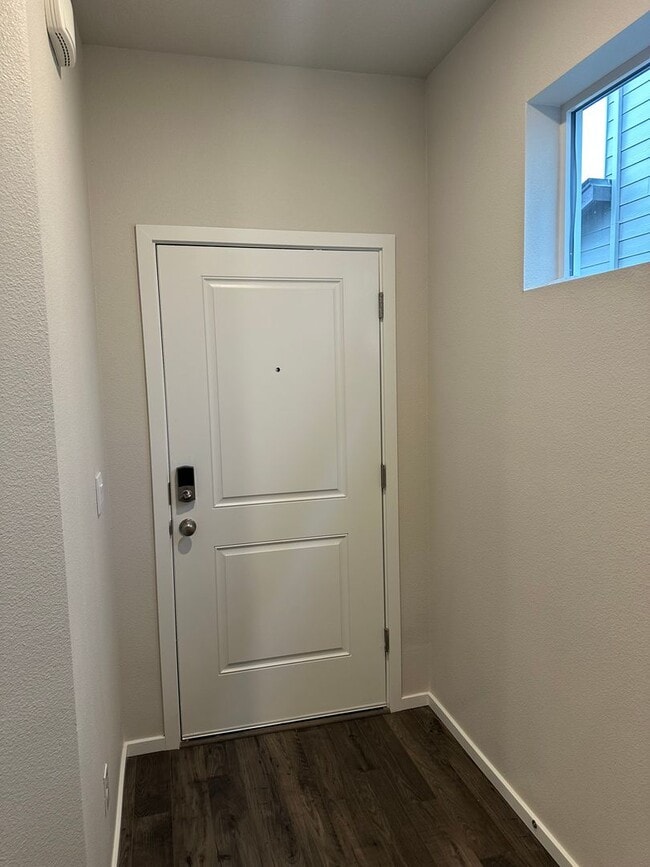Building Photo - Newer 4 bedroom 2.5 bathroom house! AVAILA...