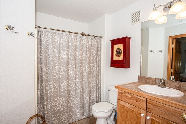 Building Photo - Convenient Location! Lots of Space and Lig...