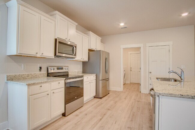 Building Photo - Deer Run 4-Bedroom Rental with Solar, 3-Ca...