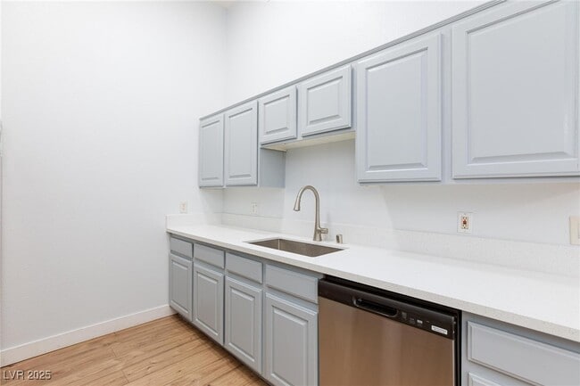 Building Photo - 2305 W Horizon Ridge Pkwy