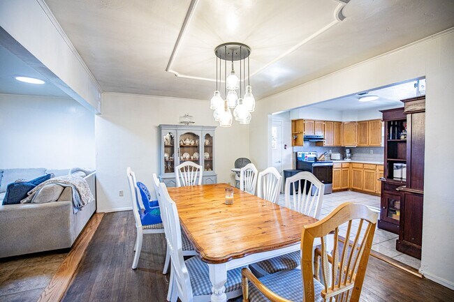 Building Photo - 4 Bedroom 2 Bathroom