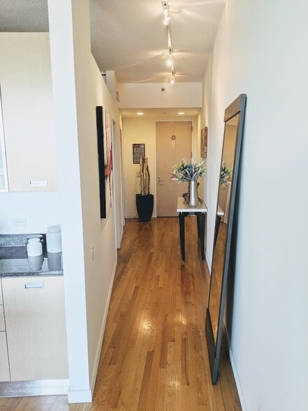 Building Photo - 950 W Erie St