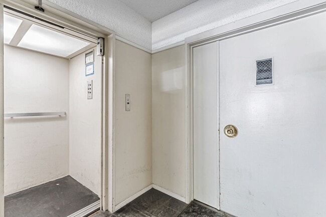 Building Photo - Top-Floor Corner Condo Near Downtown Palo ...