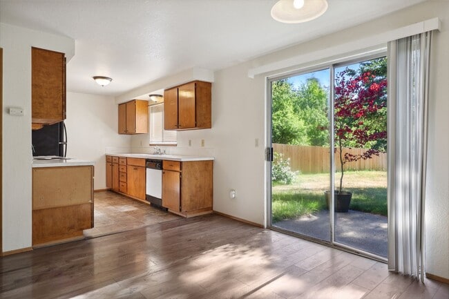 Building Photo - Move in ready now! West side cutie! 2 bed,...