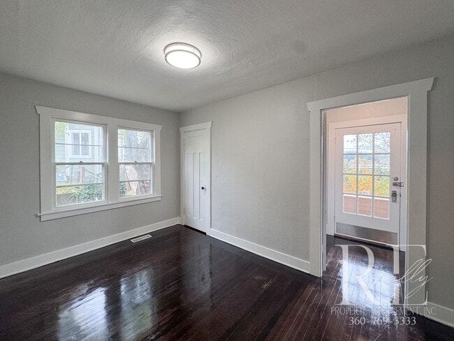 Building Photo - Charming Upper Unit with Modern Kitchen, W...