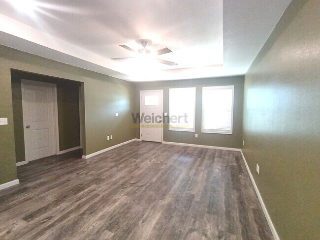 Building Photo - Modern 4Bed/2Bath house with fenced backyard and garage