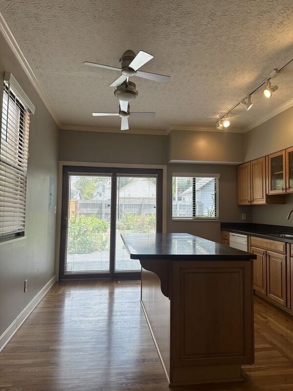 Building Photo - 820 Summit St