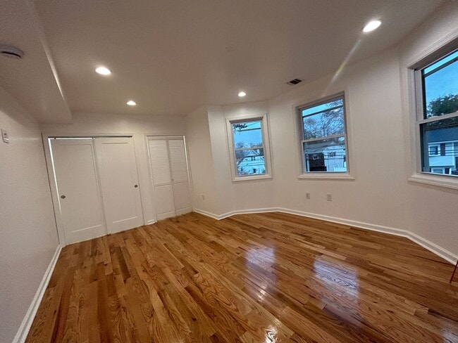 Building Photo - Stunning 5-Bedroom Home