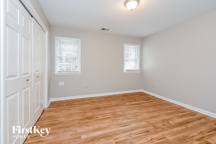 Building Photo - 140 Glen Holly Dr