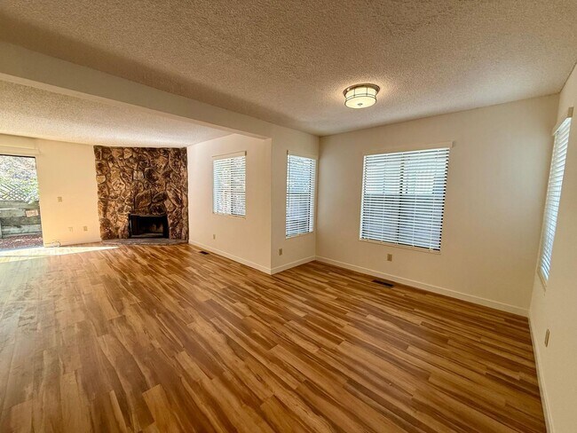 Building Photo - SPACIOUS 3 BED  2.5 BATH END UNIT TOWNHOME IN SAN MARIN VALLEY