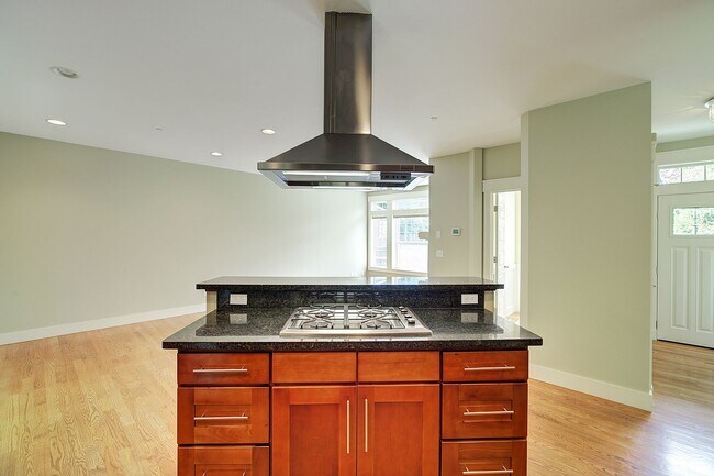 Building Photo - 3Bd/3.25Ba Kirkland Townhome