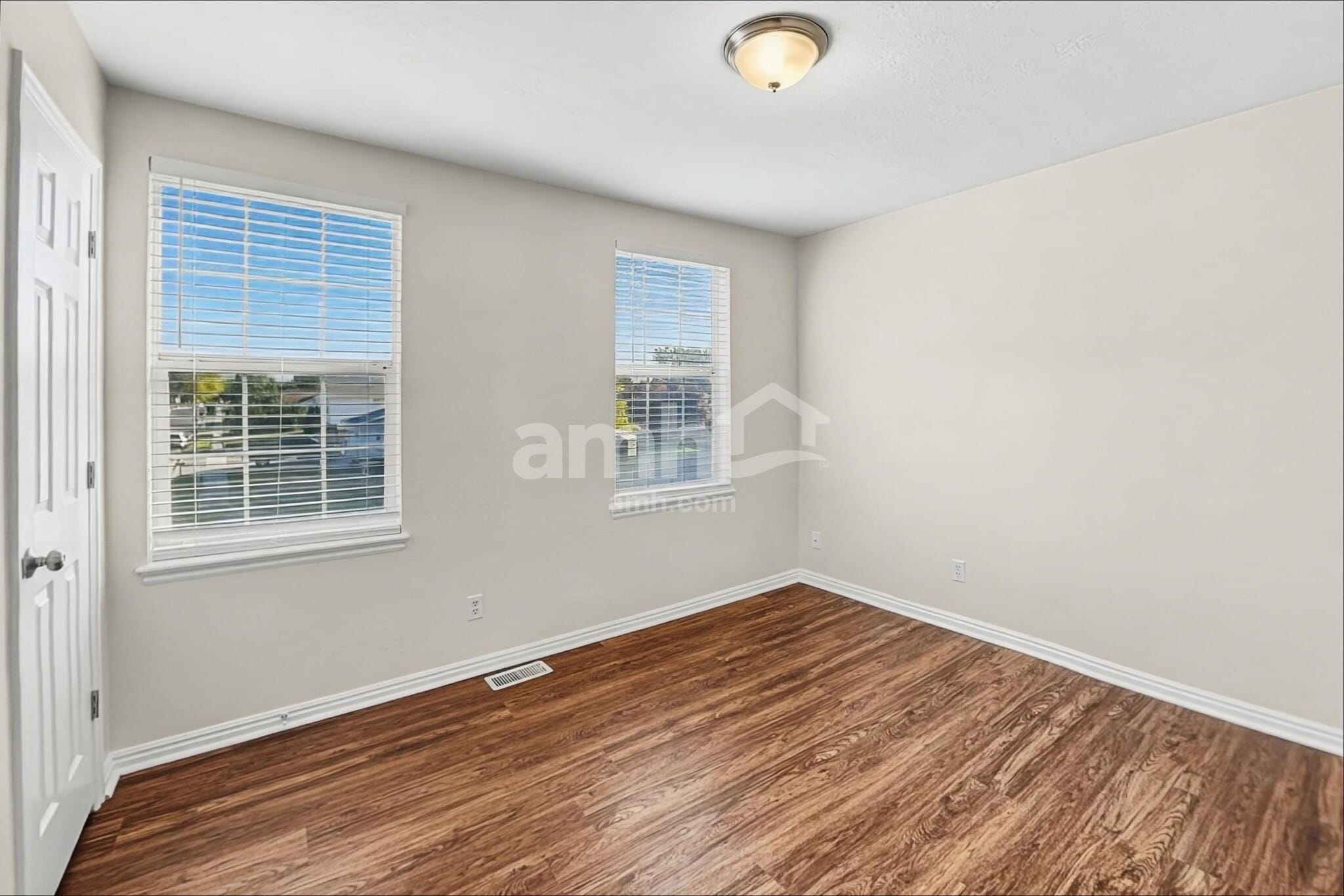 Building Photo - 860 Country Club Dr