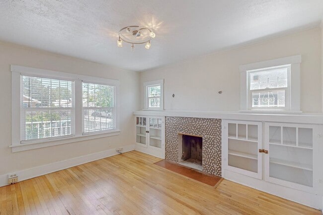 Building Photo - Two Bedroom One Bath home or sweet little ...