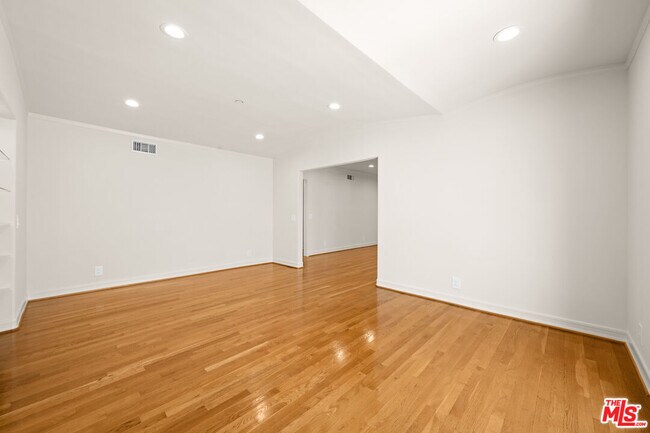 Building Photo - 704 Westbourne Dr