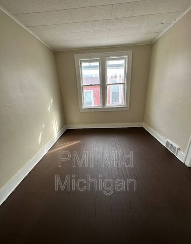 Building Photo - 820 E 3rd St