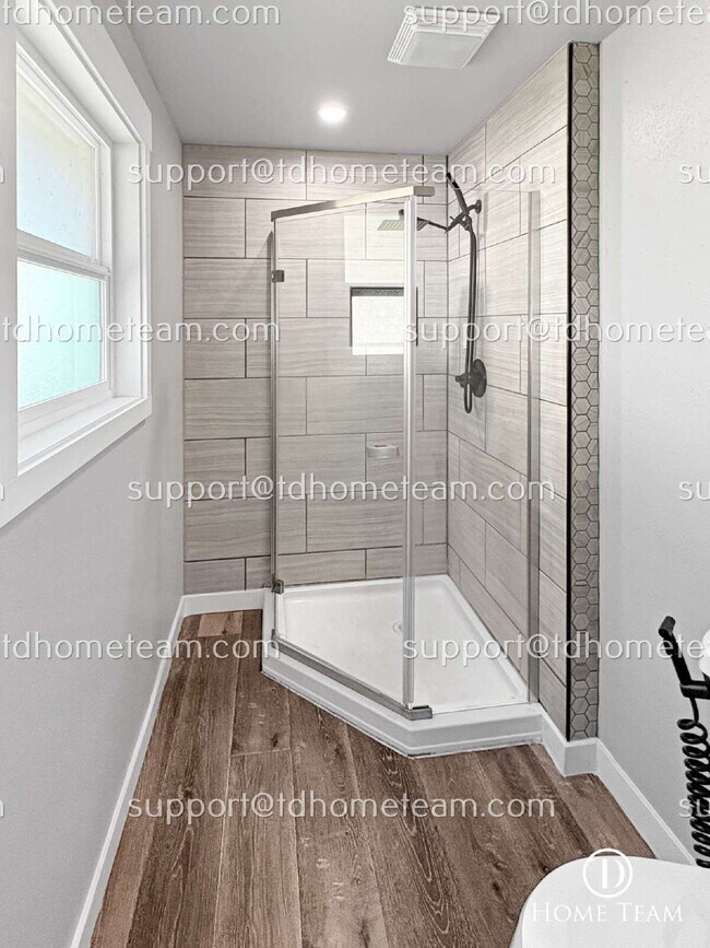 Building Photo - "Charming 4-Bedroom Home with Scenic Views & Finished Basement in Renton!"