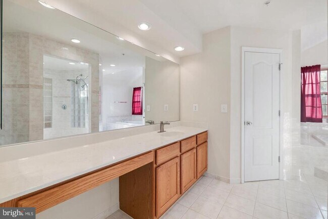 Building Photo - 15303 Glastonbury Way