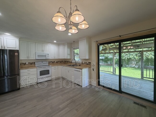Building Photo - 606 E Bayview Blvd