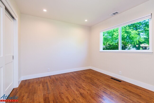 Building Photo - Gorgeous & Remodeled Home